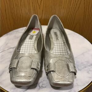 Liz Claiborne Silver Buckle NWT Size 8M